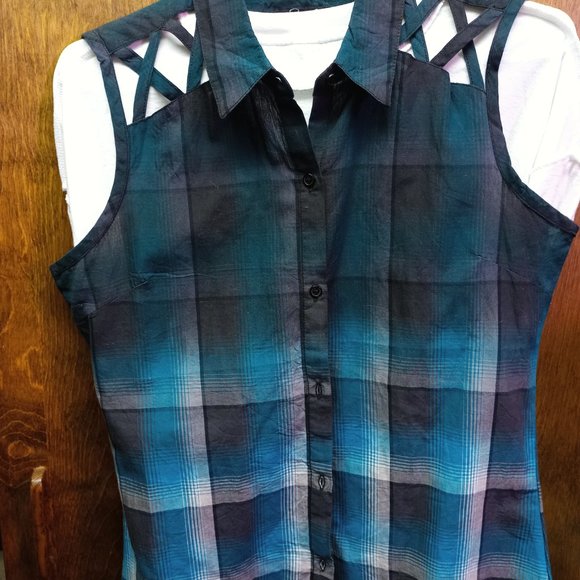 Foxy Jeans sleeveless shoulder cut out button down shirt - Picture 2 of 10